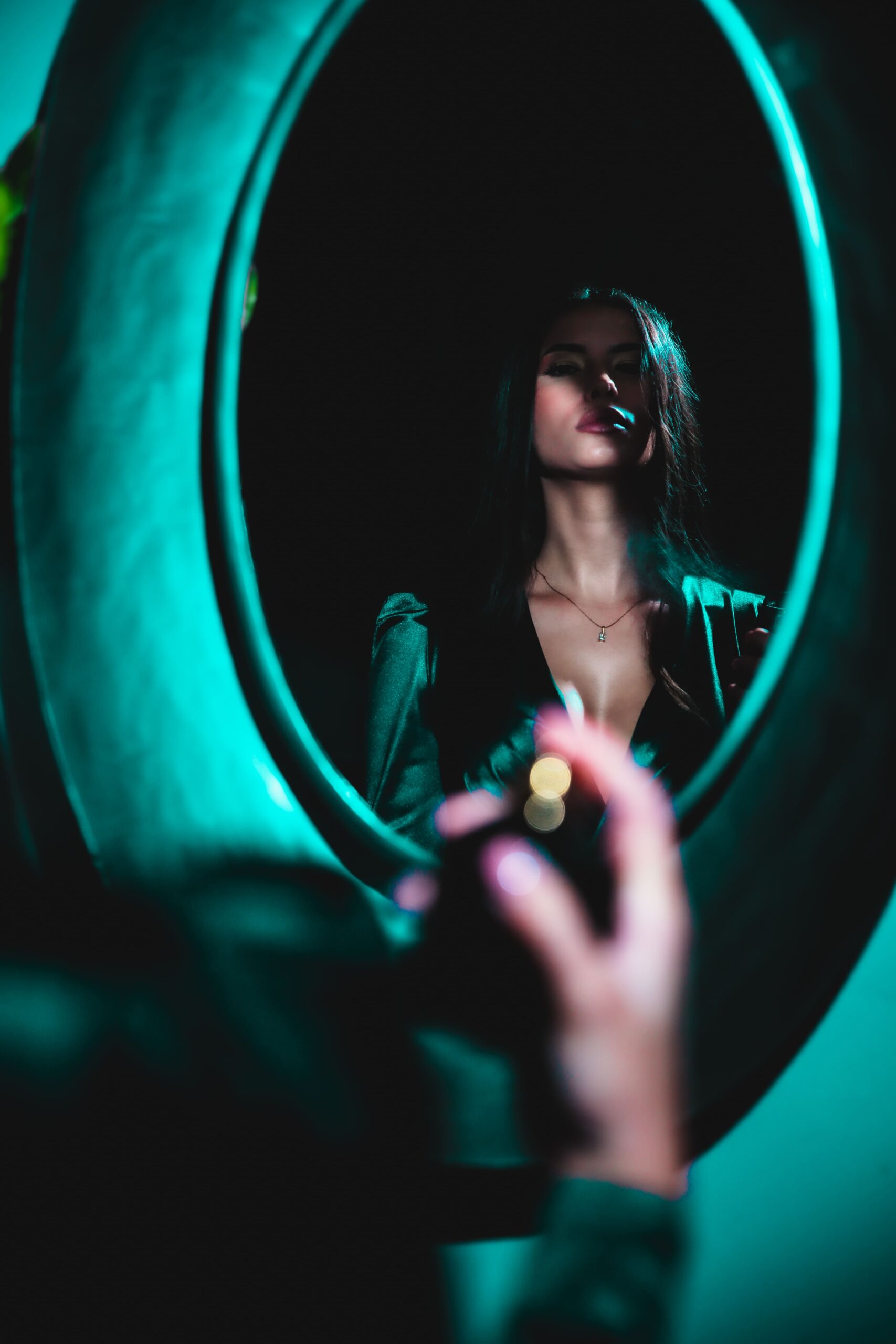 Vrouw die parfum op doet